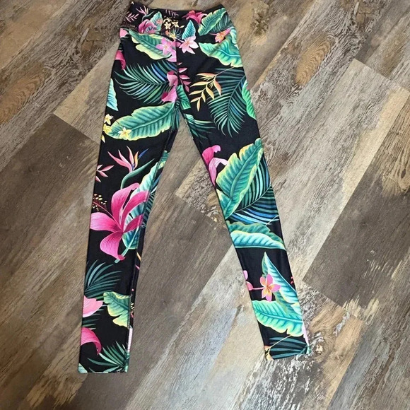 Etrenspire Black Hawaiian Floral Leggings Small - Picture 6 of 6